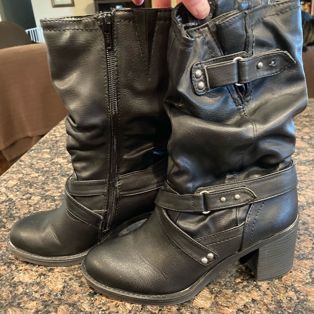 White Mounting Black Mid Calf Boots Size 8M